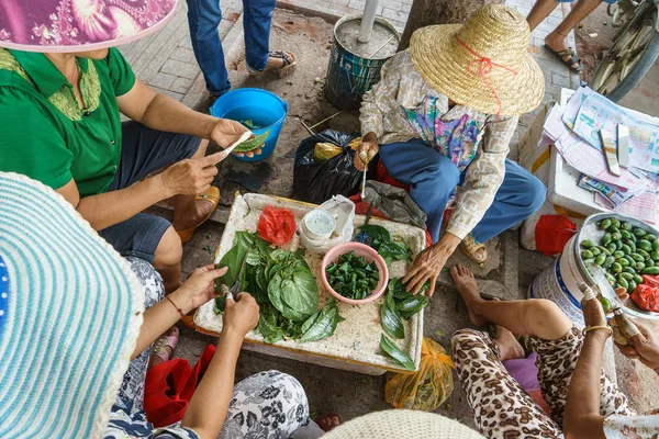 Yacheng Hainan Kina September 2015 Kvinnor Förbereder Och Tugga Betelnötter — Stockfoto