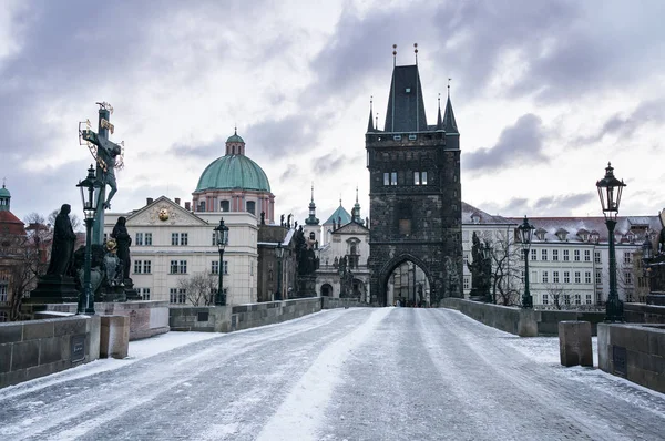 Puente Carlos Cubierto Nieve Praga Amanecer República Checa — Foto de Stock