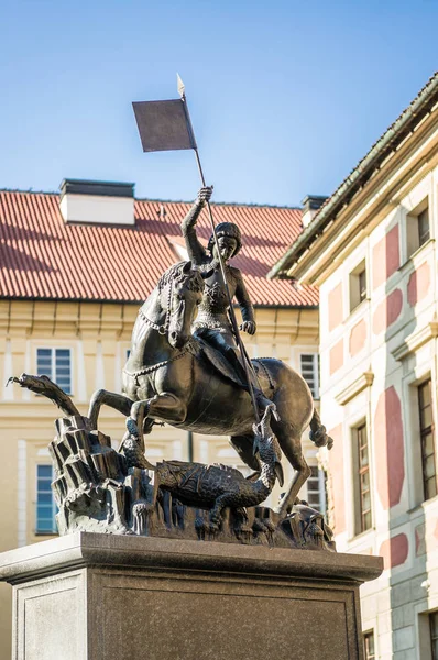 Heykel Archangel Michael Öldürmek Ejderha Prague Çek Cumhuriyeti — Stok fotoğraf