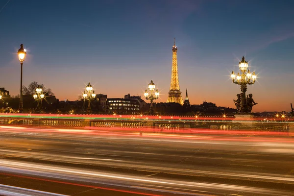 Paris Frankrijk December 2016 Uitzicht Verlichte Eiffeltoren Vanaf Brug Van — Stockfoto