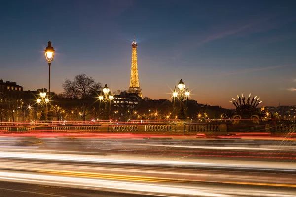 París Francia Diciembre 2016 Vista Torre Eiffel Iluminada Desde Puente —  Fotos de Stock