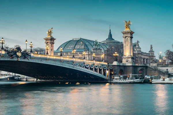 Vista Panorâmica Iluminada Ponte Alexandre Iii Entardecer Uma Ponte Convés — Fotografia de Stock