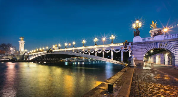 Panoramic görüntülemek ışıklı Alexander III Köprüsü gece karanlığında. Bir güverte kemer köprü, şehrin en süslü, savurgan köprü olarak kabul oldu