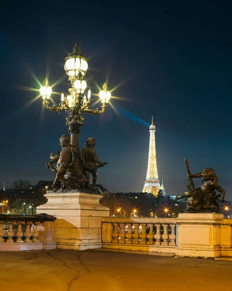 法国巴黎 2月5日 黄昏时从亚历山大一座桥上欣赏到灯火通明的埃菲尔铁塔 这是一座甲板拱桥 被认为是全市最华丽 最豪华的桥 — 图库照片