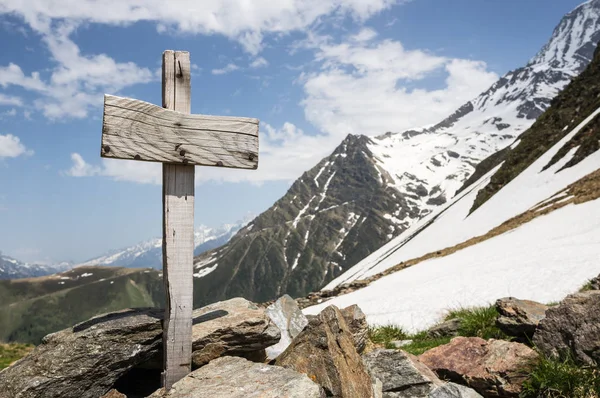 Cruz Madeira Nos Alpes Memória Dos Mortos Montanhismo França — Fotografia de Stock