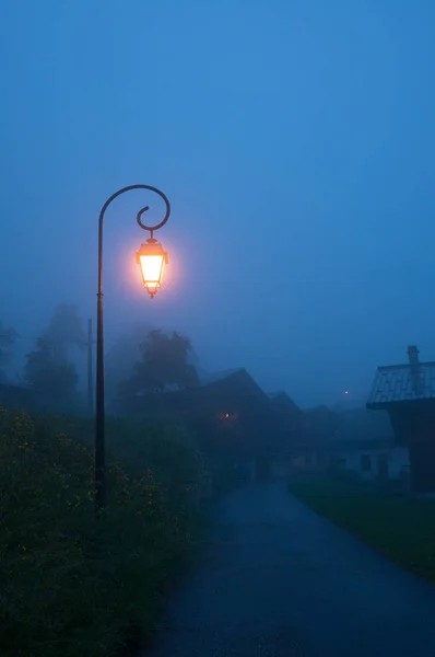 Маленькие Альпы Деревня Hauteluce Жуткий Туман Ночь Савойя Франция — стоковое фото