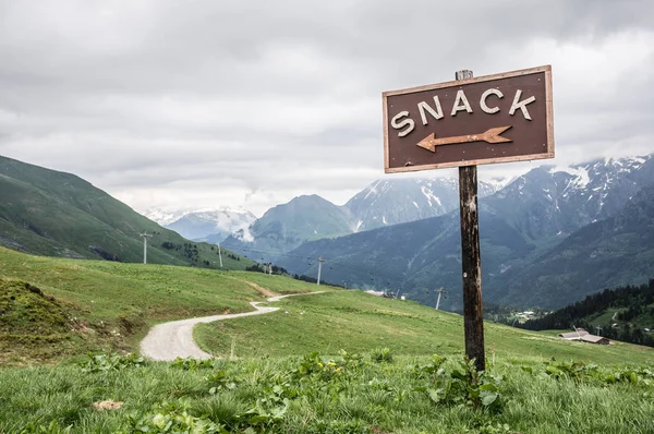 Snack Jel Háttérben Hófödte Alpok — Stock Fotó