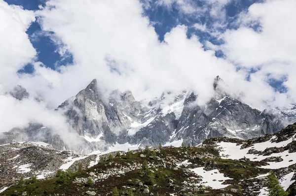 Χιόνι Που Καλύπτει Βουνά Καλοκαίρι Στις Γαλλικές Αλπεις — Φωτογραφία Αρχείου