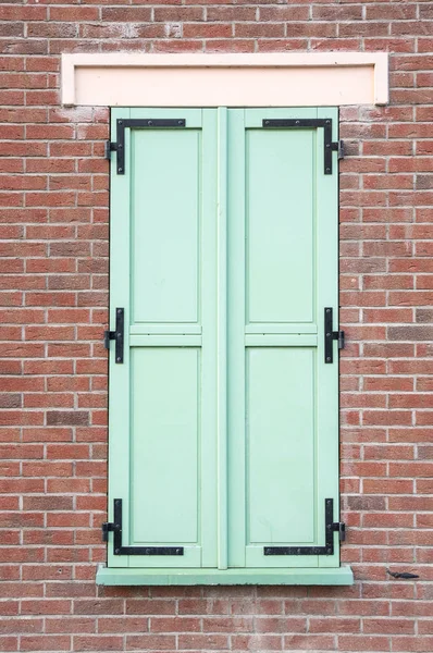 Zamknięty Zielony Okno Ścianie Czerwonej Cegły — Zdjęcie stockowe