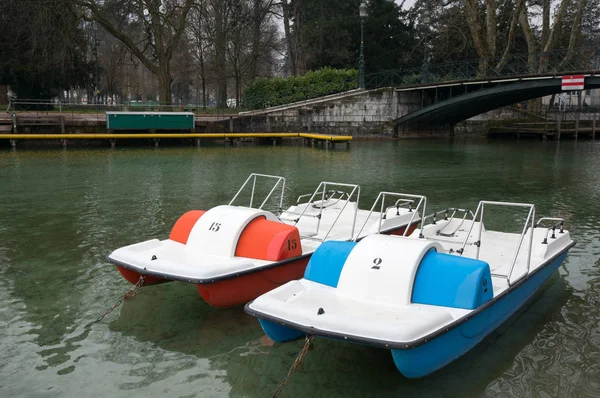 Twee Waterfietsen Het Meer Van Annecy Frankrijk — Stockfoto