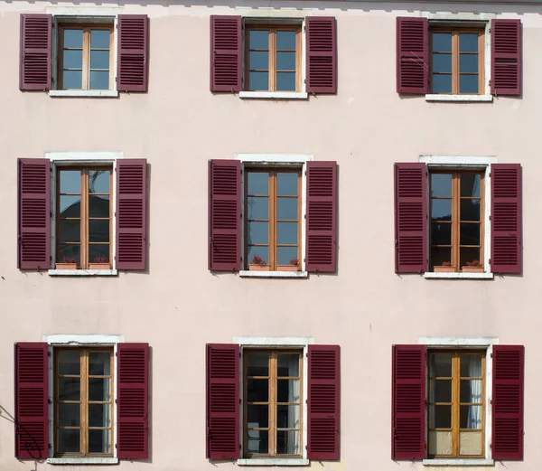 Egyszerű Windows Épület Annecy Franciaország — Stock Fotó