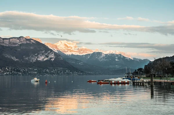 Güzel Manzarasına Fransız Alpleri Nde Annecy Gölü Ile Kar Bir — Stok fotoğraf