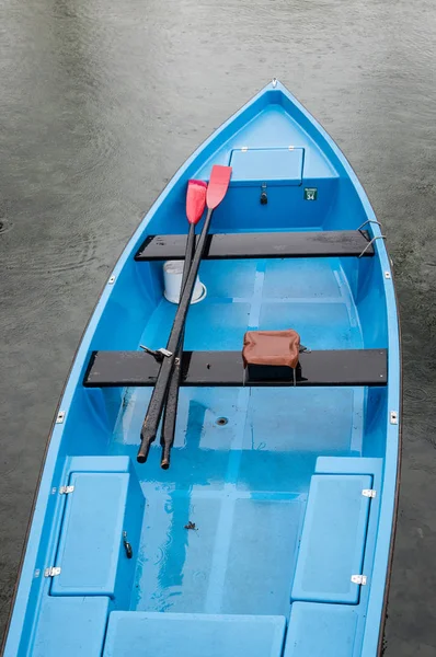 Blauwe Houten Boot Met Rode Zwarte Peddels Regen Het Meer — Stockfoto