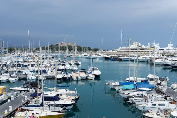 アンティーブ フランス 2016 港にヨット アンティーブは地中海リゾートで カンヌとニースのコート ダジュールで フランス南東部のアルプ マリティーム県部 — ストック写真