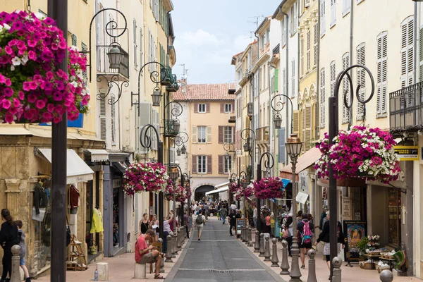 Antibes, Fransa - 14 Mayıs 2016: Street çiçek tarafından dekore edilmiş. Antibes olduğunu bir Akdeniz Güneydoğu Fransa, Nice ve Cannes arasında Cote d'Azur Alpes-Maritimes bölümü beldesinde