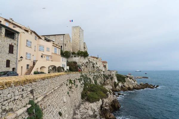 古い建物とアンティーブの城壁付近の地中海 フランスのリビエラ フランス — ストック写真
