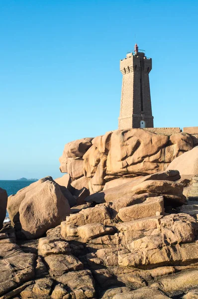 Deniz Feneri Brittany Fransa Kuzeybatı Kesiminde Alacakaranlıkta Pembe Granit Kıyısında — Stok fotoğraf