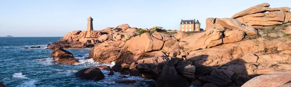 Deniz Feneri Brittany Fransa Kuzeybatı Kesiminde Alacakaranlıkta Pembe Granit Kıyısında — Stok fotoğraf