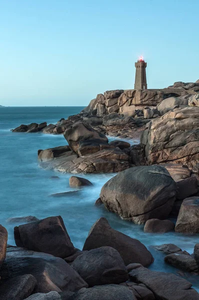 Deniz Feneri Brittany Fransa Kuzeybatı Kesiminde Alacakaranlıkta Pembe Granit Kıyısında — Stok fotoğraf