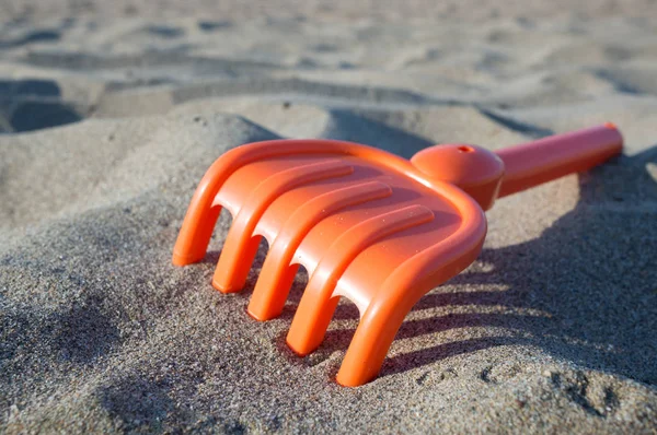 Детская Пляжная Игрушка Утром Красная Вилка Песке Vias Beach Herault — стоковое фото