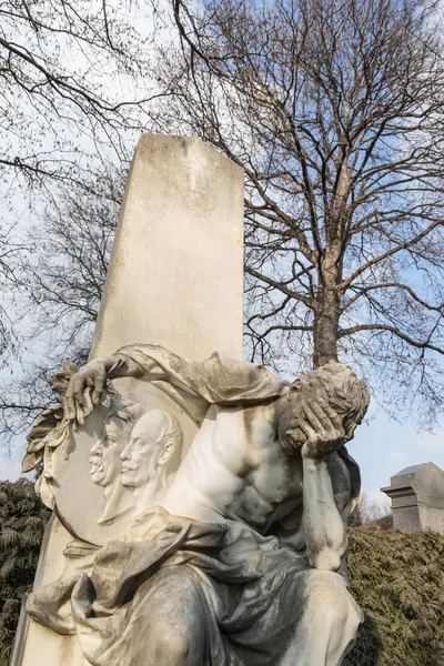 Starověká Socha Smutného Muže Hřbitově Royalty Free Stock Fotografie