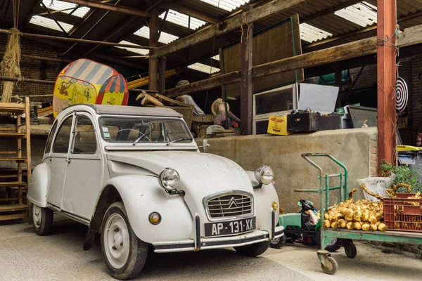 Arleux França Julho 2015 Carro Citroen Velho Uma Fazenda Fotos De Bancos De Imagens