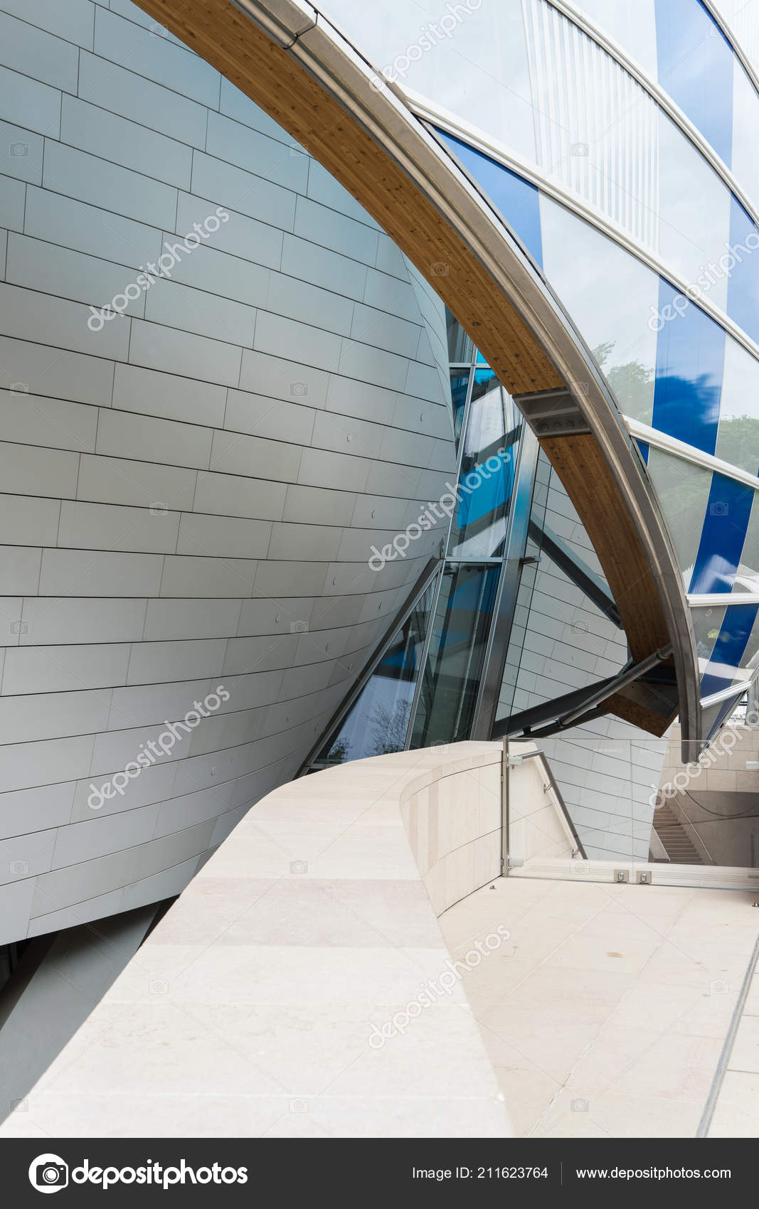 The Building of the Louis Vuitton Foundation Editorial Stock Image