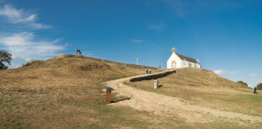 Saint-Michel Tümülüsü Carnac, Brittany, Fransa Morbihan bölümünde bir komün yakınındaki adlı megalitik mezar Höyük üzerinde Kilise
