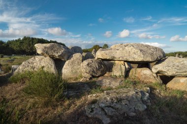 Dikilitaş ve Dolmen. Satır duran megalitik hizalamaları anıtlar Brittany taşlar. Carnac, Fransa küçük bir köy