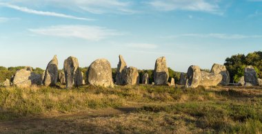 Dikilitaş ve Dolmen. Satır duran megalitik hizalamaları anıtlar Brittany taşlar. Carnac, Fransa küçük bir köy
