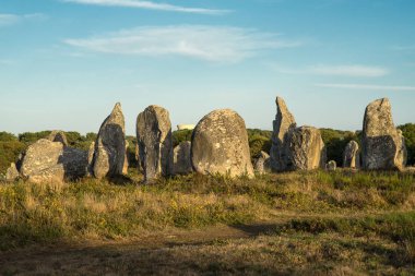 Dikilitaş ve Dolmen. Satır duran megalitik hizalamaları anıtlar Brittany taşlar. Carnac, Fransa küçük bir köy