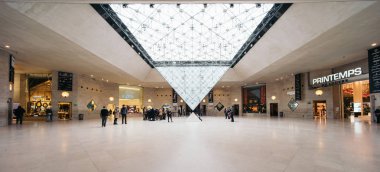 Paris, Fransa - 12 Aralık 2016: Alışveriş Merkezi 'Atlıkarınca du Louvre' Noel zamanda. Atlıkarınca du Louvre Louvre Müzesi yakınındaki metro bir alışveriş merkezidir