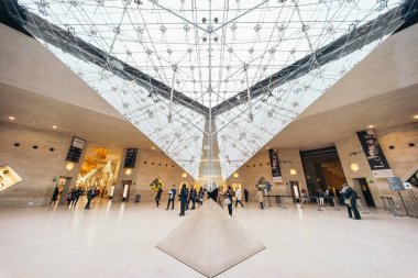 Paris, Fransa - 12 Aralık 2016: Alışveriş Merkezi 'Atlıkarınca du Louvre' Noel zamanda. Atlıkarınca du Louvre Louvre Müzesi yakınındaki metro bir alışveriş merkezidir