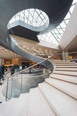 Paris, Fransa - 12 Aralık 2016: Alışveriş Merkezi 'Atlıkarınca du Louvre' Noel zamanda. Atlıkarınca du Louvre Louvre Müzesi yakınındaki metro bir alışveriş merkezidir