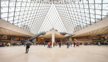 Paris, Fransa - 12 Aralık 2016: Alışveriş Merkezi 'Atlıkarınca du Louvre' Noel zamanda. Atlıkarınca du Louvre Louvre Müzesi yakınındaki metro bir alışveriş merkezidir