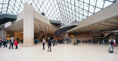 Paris, Fransa - 12 Aralık 2016: Alışveriş Merkezi 'Atlıkarınca du Louvre' Noel zamanda. Atlıkarınca du Louvre Louvre Müzesi yakınındaki metro bir alışveriş merkezidir