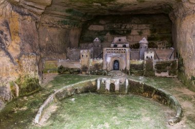 Eski heykel kale Catacomb Paris, Fransa 