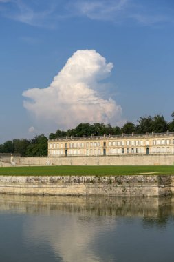 Chantilly Castle ile köpek bir iştiraki şekil bulutlar, Oise, Picardy, Fransa