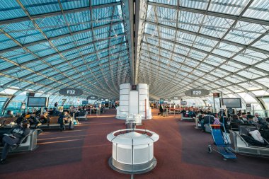 Paris, Fransa - 18 Ocak 2017: Charles De Gaulle havaalanında günbatımı bir terminal. Roissy Havaalanı Fransa'da en büyük Uluslararası Havalimanı olarak da bilinen