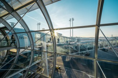 Paris, Fransa - 18 Ocak 2017: Charles De Gaulle havaalanında günbatımı bir terminal. Roissy Havaalanı Fransa'da en büyük Uluslararası Havalimanı olarak da bilinen