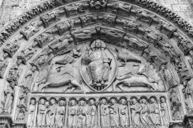İsa heykeli girişinde Chartres Katedrali (Romanesk sanat tarzı 12. yüzyıl yukarıda)