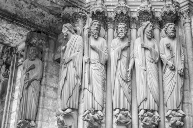 Havarilerin Chartres Katedrali (Romanesk sanat tarzı 12. yüzyıl duvardaki heykeli)