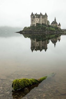 Panoramik manzara Chateau de Val sisli sabah Auvergne, Fransa içinde