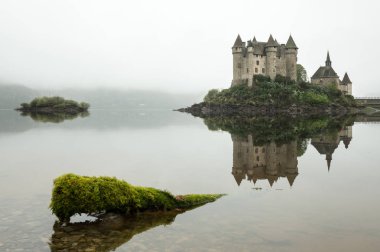 Panoramik manzara Chateau de Val sisli sabah Auvergne, Fransa içinde