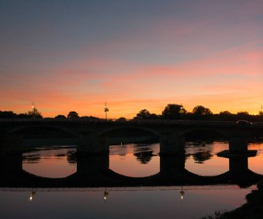 Vienne nehir ve köprü alacakaranlıkta, Chinon, Fransa