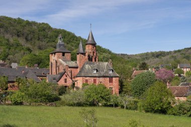 Kilisesi, Saint Pierre Collonges-la-Rouge - Fransa güzel kırmızı köy. Collonges-la-Rouge tamamen kırmızı kumtaşı ile inşa edilmiştir