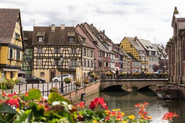 Colmar, Fransa - 11 Haziran 2016: tarihi kent çerçeveli ahşap evleriyle Lauch nehrin yanında, olarak da bilinen küçük Venedik