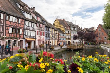 Colmar, Fransa - 11 Haziran 2016: tarihi kent çerçeveli ahşap evleriyle Lauch nehrin yanında, olarak da bilinen küçük Venedik