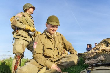 Sainte-Mere-kilise, Fransa-6 Haziran 2014: İkinci Dünya Savaşı sırasında büyük gün 70 yıldönümü anma Amerikan askeri üniforması insanlarda