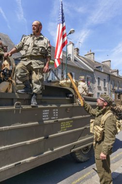 Sainte-Mere-kilise, Fransa-6 Haziran 2014: İkinci Dünya Savaşı sırasında büyük gün 70 yıldönümü anma Amerikan askeri üniforması insanlarda